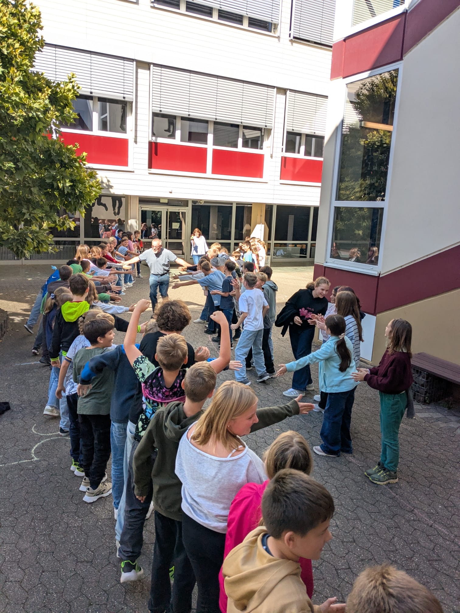 Jürgen Peitz durchschreitet das Spalier der Schülerinnen und Schüler